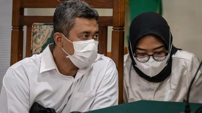 Terdakwa kasus dugaan perundungan Program Pendidikan Dokter Spesialis (PPDS) Universitas Diponegoro (UNDIP) Taufik Eko Nugroho (kiri) dan Zara Yupita Azra (kanan) mengikuti sidang tuntutan di Pengadilan Negeri Kota Semarang, Jawa Tengah, Rabu (10/9/2025).