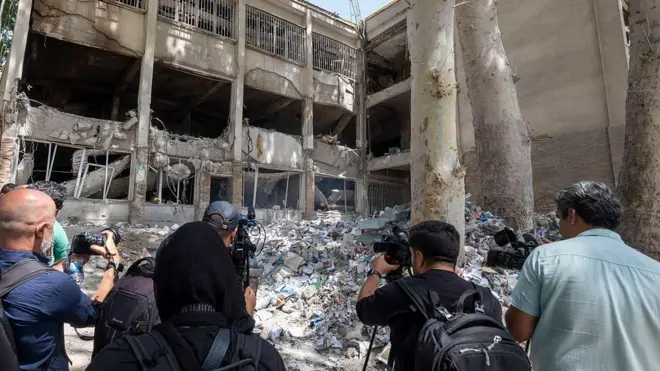 بازدید خبرنگاران از آثار حمله اسرائیل به زندان اوین در شمال تهران