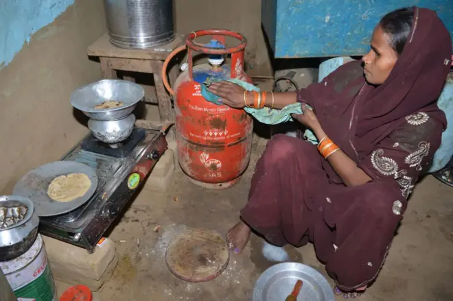 मुख्यमंत्री अन्नपूर्णा योजना काय आहे? कोणाला, किती सिलिंडर मिळणार? संपूर्ण माहिती