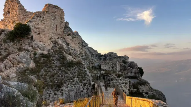 الجيش الإسرائيلي ينشر صوراً يظهر فيها جنوده قرب ما يبدو أنها قلعة الشقيف 