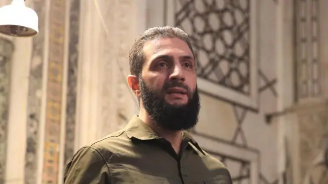 Pemimpin kelompok Hayat Tahrir al-Sham (HTS) Abu Mohammed al-Jolani, menyampaikan pidato di hadapan khalayak di Masjid Umayyah, Damaskus. 