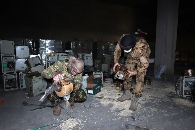 นักรบฝ่ายต่อต้านซีเรียเทยาเสพติดแคปทากอน จากมอเตอร์ไฟฟ้าปลอมที่โรงงานผลิตยาแคปตากอนที่อยู่มาก่อนการล่มสลายของระบอบอัสซาด ในเมืองดูมา (Douma) ทางทิศตะวันออกของกรุงดามัสกัส เมืองหลวงของซีเรีย เมื่อ 14 ธ.ค. 2567