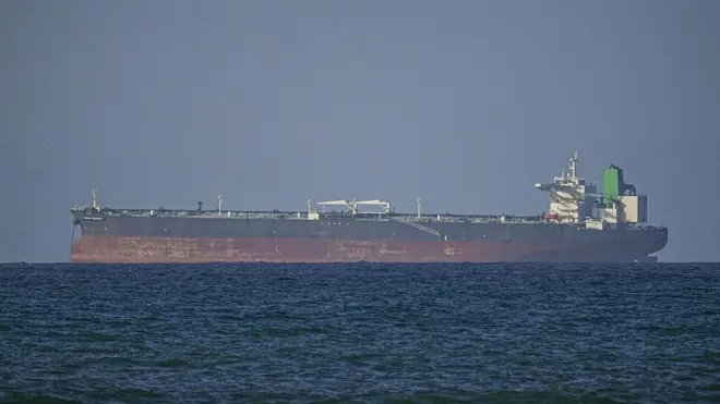 Вид на суда, направляющиеся к Ормузскому проливу после заключения двухнедельного временного перемирия между США и Ираном; снято в Омане 8 апреля 2026 года