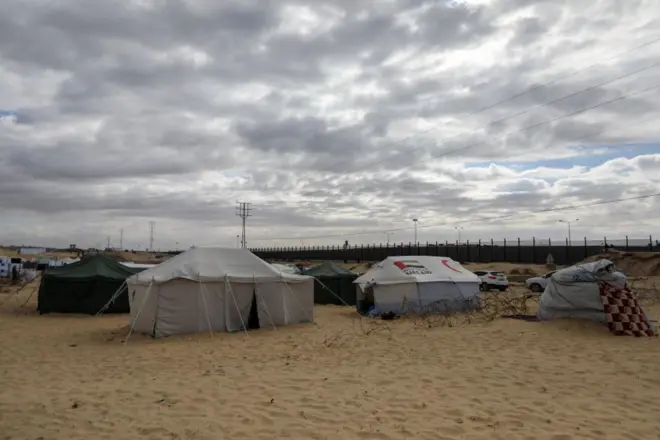 نازحون فلسطينيون ينصبون خيامهم بالقرب من الحدود المصرية حيث يمتد محور صلاح الدين المعروف بمحور فيلادلفيا، لمسافة 14 كيلومتراً على طول الحدود بين قطاع غزة ومصر