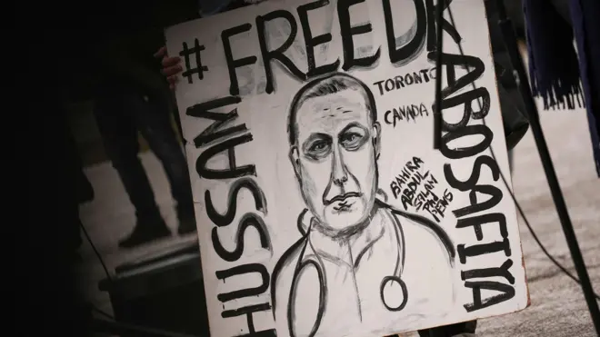 لافتة في كندا خلال تجمع يطالب بالإفراج عن مدير مستشفى كمال عدوان في قطاع غزة الطبيب حسام أبو صفية في 5 يناير/كانون الثاني 2025