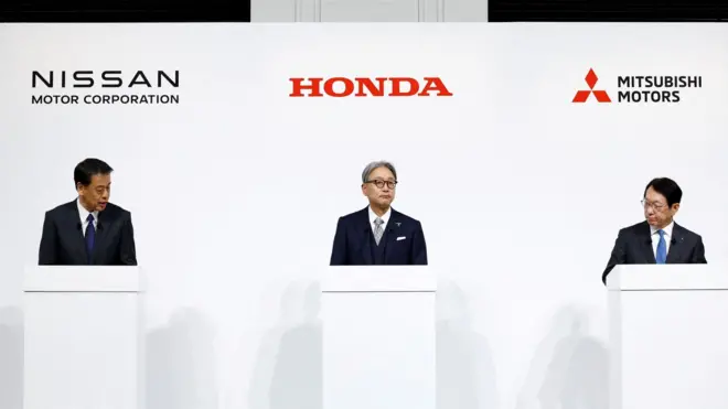 Макото Учида, глава Nissan Motor Corporation, Тосихиро Мибе, глава Honda, и Такао Като, глава Mitsubishi Motors, проводят совместную пресс-конференцию