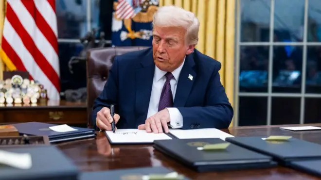 Donald Trump firmando órdenes ejecutivas en el Despacho Oval