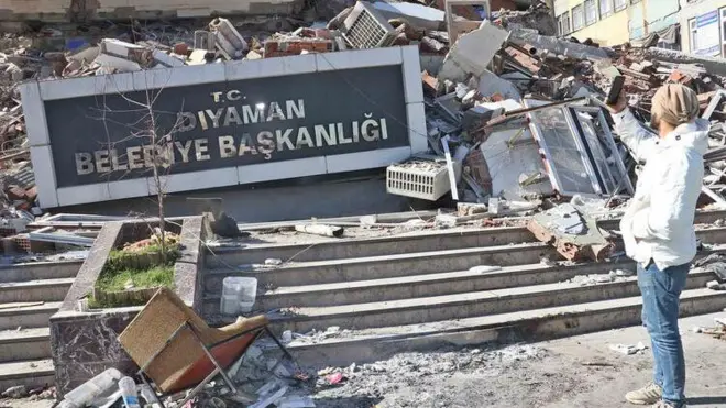 Deprem bölgelerinde pek çok kamu kurumunun da binası yıkıldı