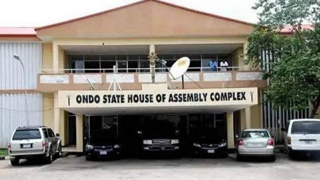 Aworan ile asofin ipinlẹ Onod to jẹ alaja kan, mọto mẹta wa ni ayika rẹ