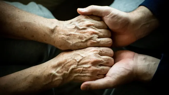 Mãosvbet promo codepessoa mais velha sendo segurada por mãos mais jovens