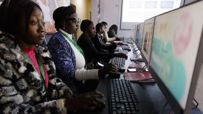 Awọn akẹkọọ niwaju kọmputa