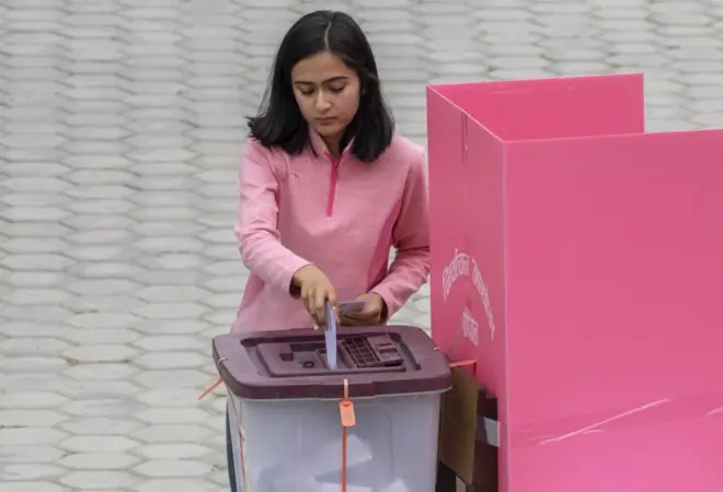 फागुन २१ गते मतदान गर्दै एक युवती