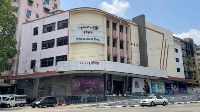 ဝေးမနေချင်ဘူး ဇာတ်ကားစတင်ချိန်က ရုပ်ရှင်ရုံမြင်ကွင်း