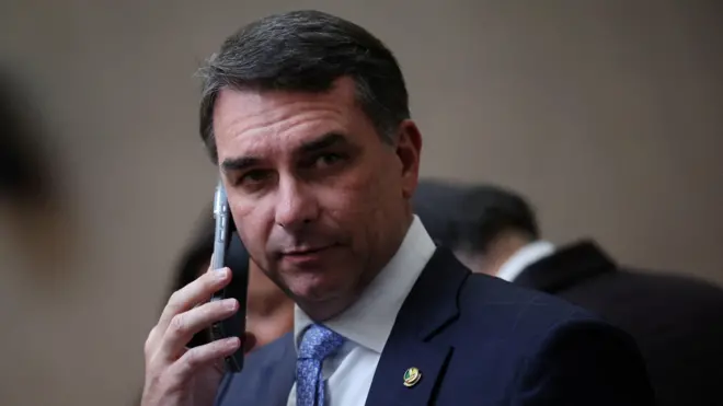 Flávio Bolsonaro ao telefone