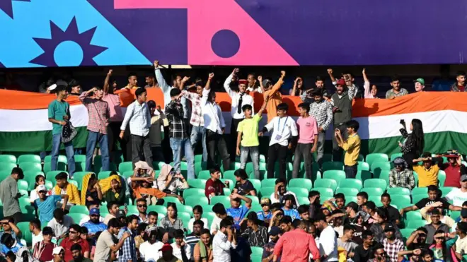 বাংলাদেশ ইংল্যান্ড ম্যাচের সময় স্টেডিয়ামে স্থানীয় সমর্থকরা