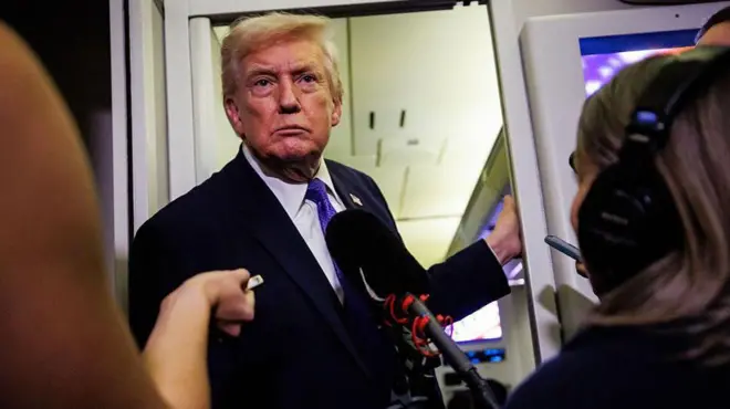 دونالد ترامپ در هواپیمای مخصوص رئیس جمهور آمریکا با خبرنگاران صحبت کرد