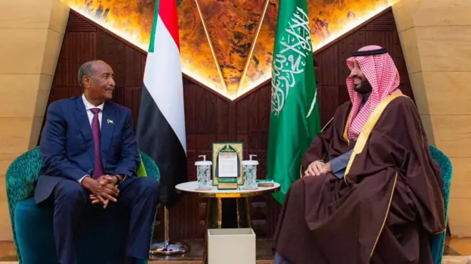 ጀነራል ኣልቡርሃንን ወራስ-ዘውዲ ስዑዲ ዓረብን ልኡል መሓመድን ኣብ ሪያድ፡ ኮፍ ኢሎም እናተዘራረቡ፡ ኣብ ድሕረባይታኦም ባንዴራ ክልቲአን ሃገራት ብኸፊል ይራኣያ 