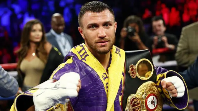 Василь Ломаченко святкує захист своїх титулів WBA/WBO у легкій вазі після нокауту над Ентоні Кроллою в Staples Center 12 квітня 2019 року в Лос-Анджелесі, Каліфорнія.