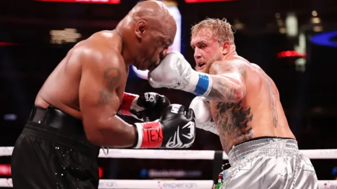 Foto of Jake Paul and Mike Tyson inside ring