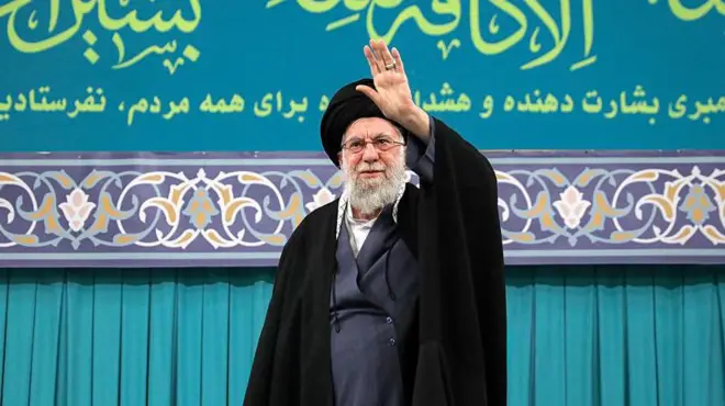 Верховный лидер Ирана Али Хаменеи приветствует толпу во время мероприятия, прошедшего в столице Ирана 17 января 2026 года.