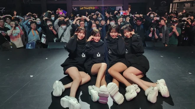 چند دختر شرکت کننده در فستیوال