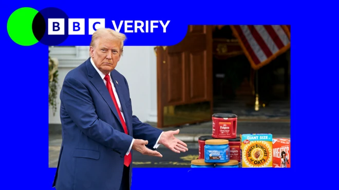 スーツを着たドナルド・トランプ氏が、机に置かれたコーヒーやオーツといった食料品を指差している