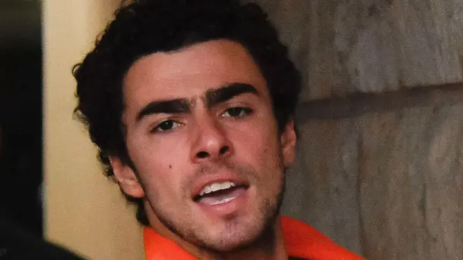 Pennsylvania'daki bir hapishanede tutulan Mangione, mahkemeye çıkarılırken bağırıyor