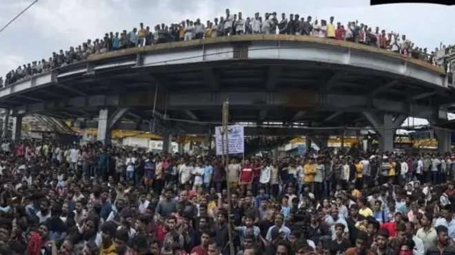 థానే జిల్లాలోని బదలాపూర్ పట్టణంలో లైంగిక వేధింపుల ఘటనపై నిరసన 