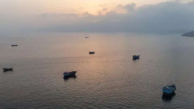 Havadan çekilen bu fotoğraf, 27 Haziran 2026’da Hürmüz Boğazı yakınlarında Umman’ın kuzeyindeki Musandam Yarımadası açıklarında demirlemiş tekneleri gösteriyor