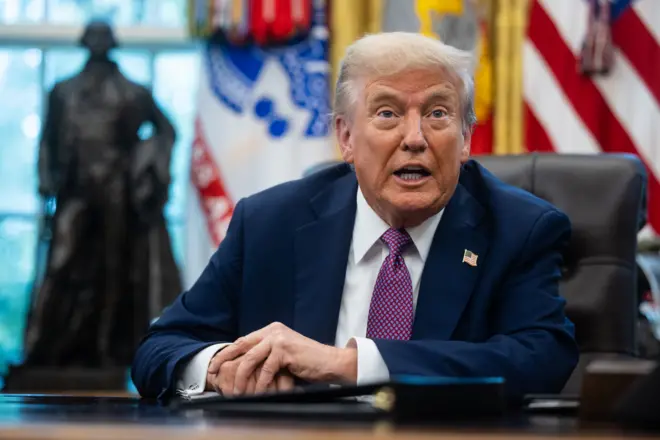 الرئيس الأمريكي دونالد ترامب يتحدث إلى وسائل الإعلام خلال مؤتمر صحفي في المكتب البيضاوي بالبيت الأبيض في واشنطن العاصمة، الولايات المتحدة الأمريكية، 5 سبتمبر/أيلول 2025.