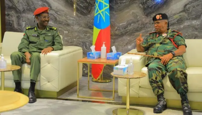  Taliyaha Guud ee Ciidanka Dhulka Marshal Birhanu Julana iyo Taliyaha Guud ee Ciidanka Somaliland Sarreeye Gaas Nuux Ismaaciil Thani,