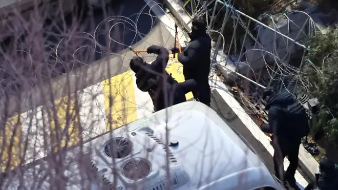 2025 年 1 月 15 日,韓國首爾,警方剪斷尹錫悅官邸入口處的鐵絲網。