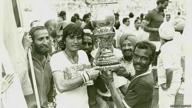 भारत ने आख़िरी बार 1975 में हॉकी विश्व कप जीता था और इसमें अशोक कुमार ने अहम भूमिका निभाई थी 