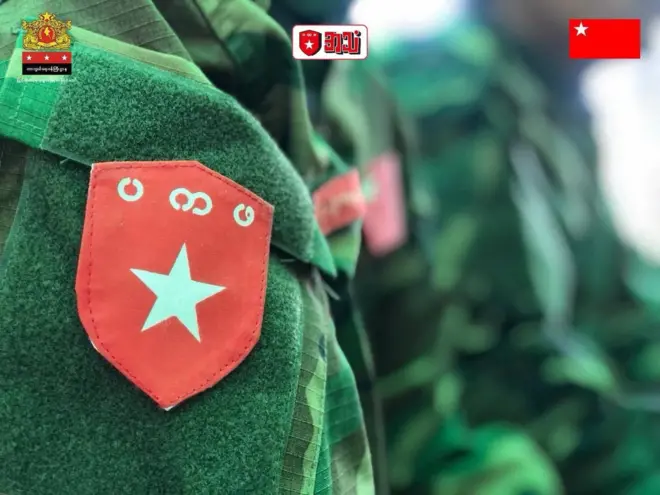 အမျိုးသားညီညွတ်ရေးအစိုးရ NUGရဲ့ ပြည်သူ့ကာကွယ်ရေးအဖွဲ့ ပကဖဘတ်တံဆိပ်