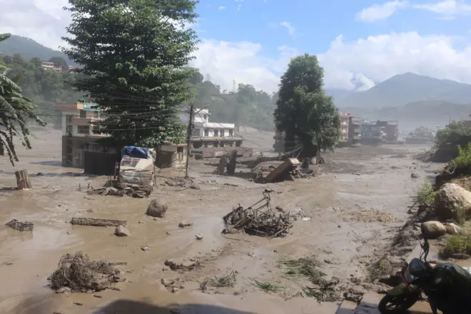 रसुवाको भोटेकोशी नदीमा बुधबार आएको बाढीपछि त्रिशूलीमा आएको बाढीले क्षतिग्रस्त नुवाकोटको विदुर-१ ढुङ्गेस्थित बजार क्षेत्र