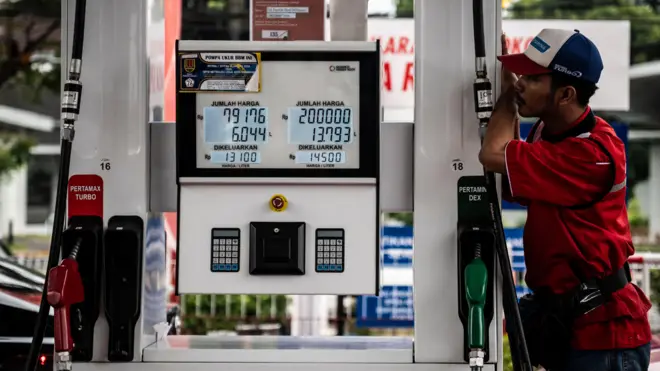 Petugas berdiri di samping mesin pengisian bahan bakar minyak (BBM) di SPBU COCO Jalan Ahmad Yani, Semarang, Jawa Tengah, Selasa (31/3/2026). Pemerintah menegaskan bahwa harga BBM subsidi maupun nonsubsidi tidak akan mengalami kenaikan dan memastikan pasokan BBM nasional dalam kondisi aman dan tersedia.