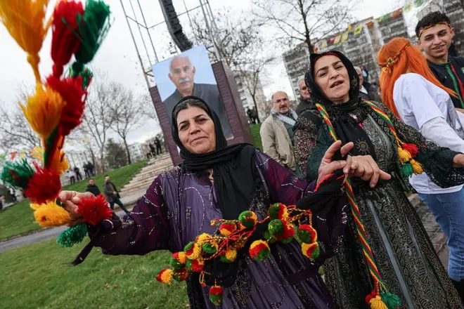 Halay çeken kadınlar, arkada Abdullah Öcalan'ın resmi var