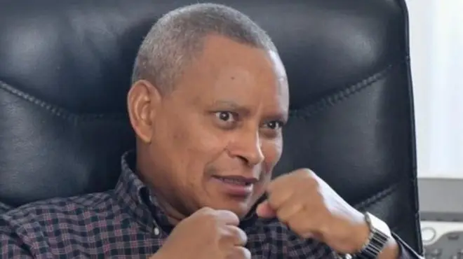 ኣብ መንበሩ ኮፊ ኢሉ ናይ ጉስጢ ምልክት እናርኣየ ዝዛረብ ደብረጽዮን ገብረሚካኤል