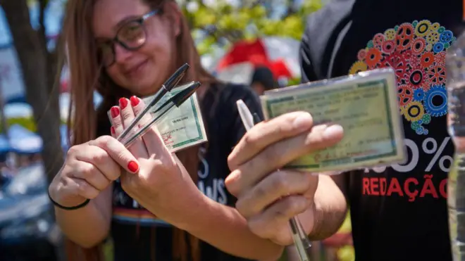 Duas estudantes chegam para fazer o Enembet 354Franca, interiorbet 354São Paulo, segurando RG e canetas 