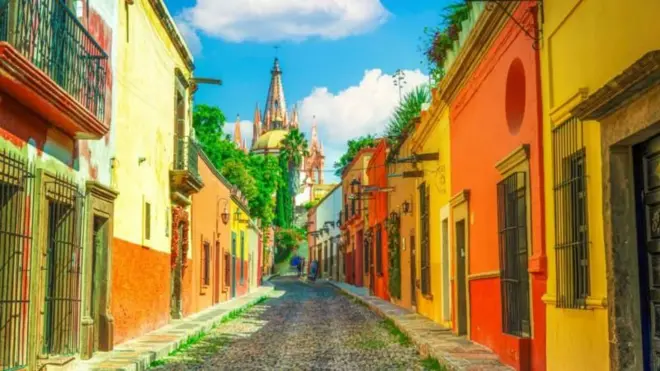 Rua de paralelepípedos com casas coloridas em San Miguel de Allende, no México