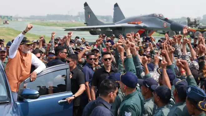 ఆదంపూర్‌లో సైనికులతో ప్రధాని మోదీ. 