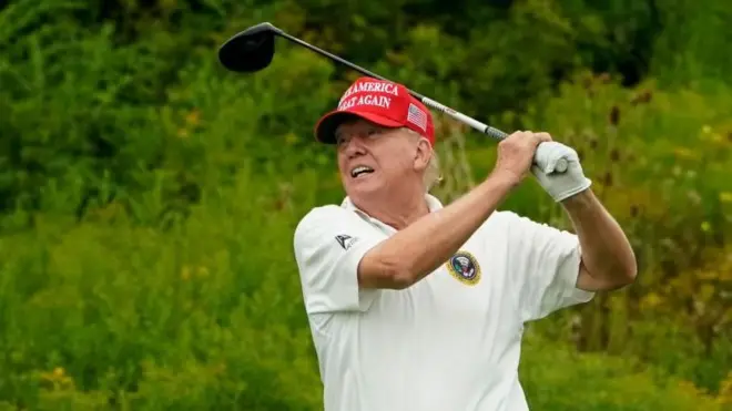 特朗普打高尔夫球