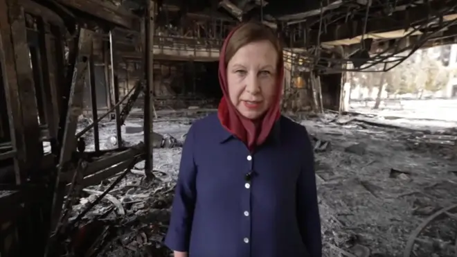 Шеф-корреспондент Би-би-си по международным делам Лиз Дюсет на руинах телецентра в Тегеране