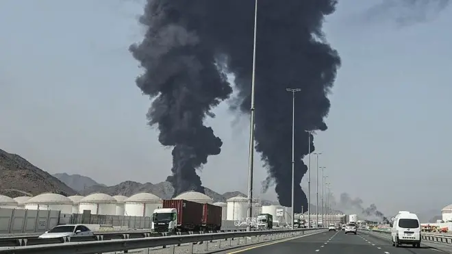 Petrol tesislerinden dumanlar çıkıyor. Fotoğraf bir otoyolda araba içinde çekilmiş