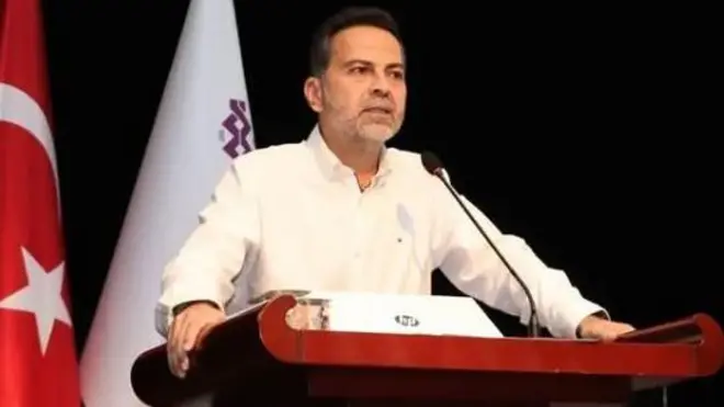Nasuh Mahruki kürsüde konuşuyor.