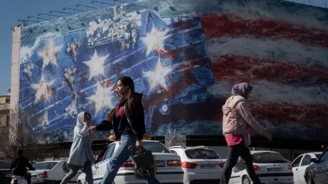 أناس في شوارع طهران