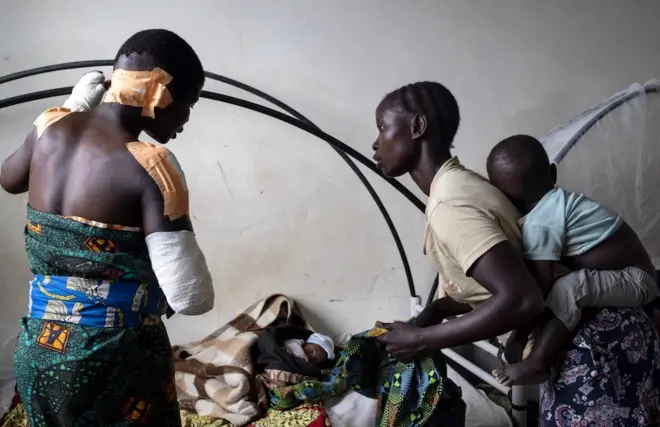 Igenzura rya ONU ryasanze abantu 358 barishwe muri Werurwe barimo abagore 98 n'abana 32. Ku ifoto ni Madeleine wo mu Ntara ya Ituri watemaguwe n'igitero cy'umutwe witwaje intwaro mu mpera za 2022 aho bishe abana be bane babatemye we akarokoka.