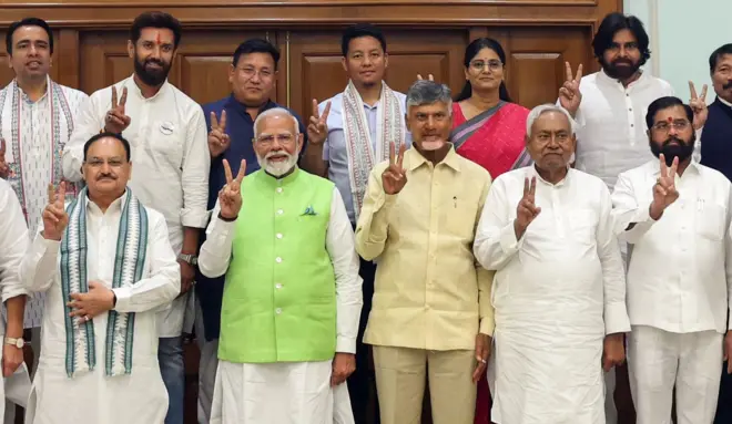 चुनाव संपन्न होने के बाद एनडीए की पहली बैठक के बाद की तस्वीर