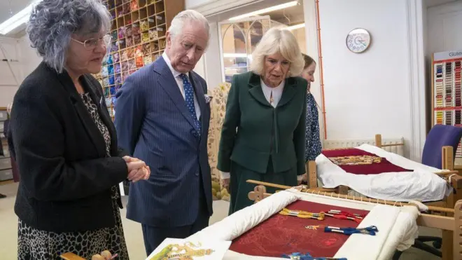 Kral Charles ve Kraliçe Camilla koltuk yüzü beğenirken 