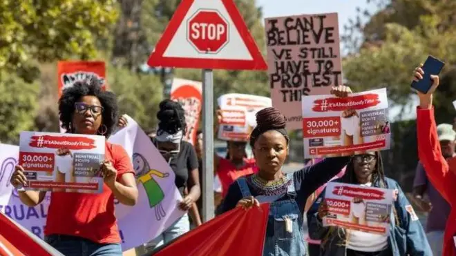 Awọn ibinrin to n ṣe iwọde lori paadi to gbowo lori